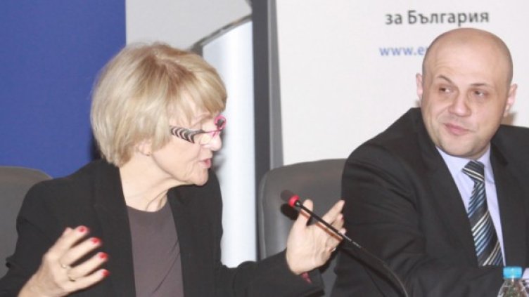 Хюбнер обяснява на Томислав Дончев къде са заровени европарите. Снимка: БТА