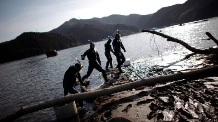 Спасителен екип издирва мъртви тела в района на Ишиномаки. Снимка: Reuters