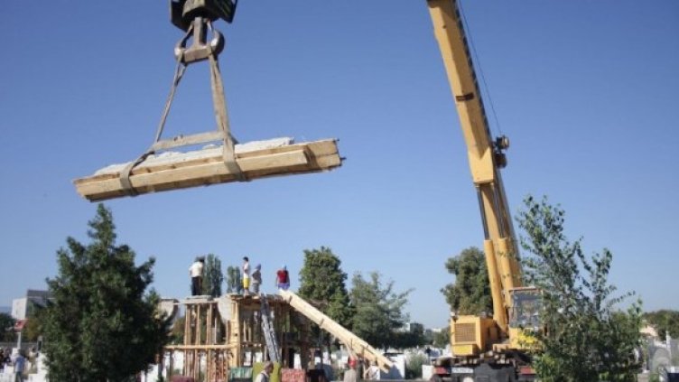 Миналото лято премахнаха и незаконна постройка на Цар Киро в гробищата. Снимка: Булфото