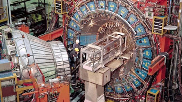 CDF е един от двата детектора на ускорителя "Теватрон". Снимка: Fermilab