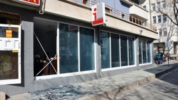 Охранителят беше ранен при обира на Инвестбанк в Сливен. Снимка: БТА