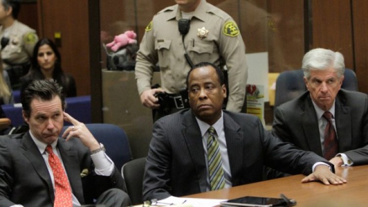 Конрад Мъри (с) и адвокат Едуард Черноф (д). Снимка: Getty Images/Guliver Photos