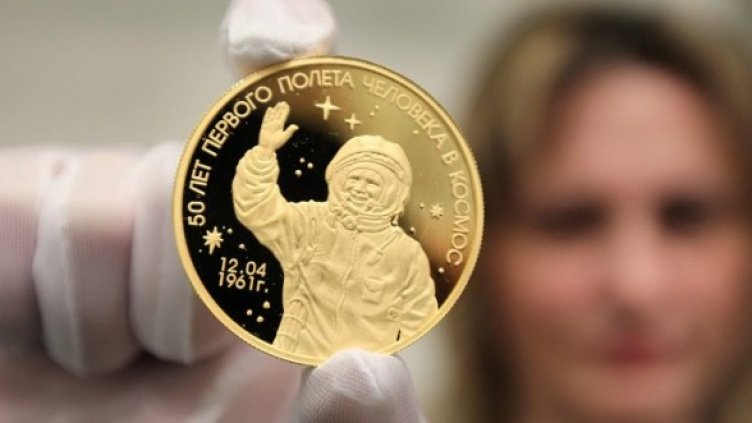 Руската централна банка пусна юбилейна златна монета с образа на Юрий Гагарин за 50-годишнината от полета на първия човек в Космоса. Снимка: БТА