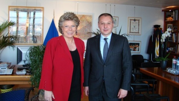 Станишев с еврокомисаря по правосъдие Вивиан Рединг. Снимка: БСП