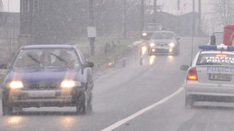 Априлският сняг изненада шофьорите. Снимка: Булфото