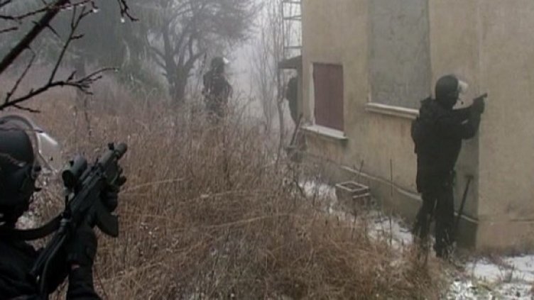 Групата за отвличания беше разбита в края на 2009 г. На снимката: Спецчасти са оградили една от къщите, където се смята, че са държали похитени