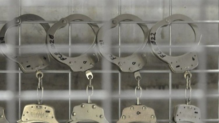 Мъжът влязъл в чейндж бюрото маскиран и въоръжен. Снимка: Getty Images/Guliver Photos