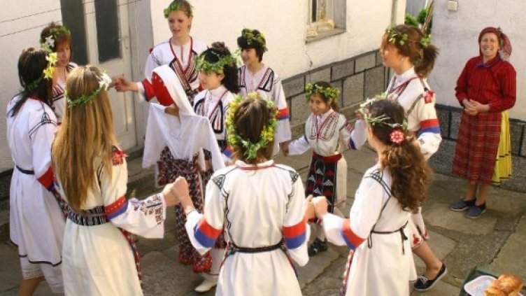 Традиционно хоро на лазарки. Снимка: Булфото
