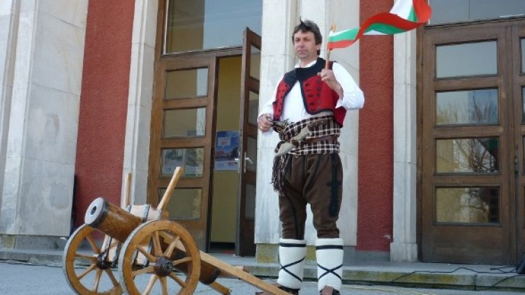 Символичното черешово топче гръмна срещу обещанията на ГЕРБ. Снимка: Dnes.bg