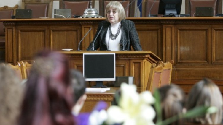 Цачева със студенти в НС. Снимка: БТА