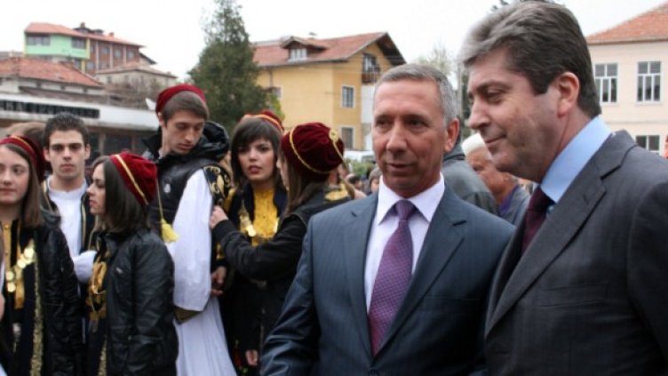 Първанов с кмета на общната Ахмед Башев. Снимка: БТА