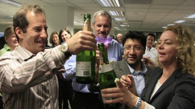 Репортерът на Los Angeles Times (вляво), редактора Ръс Стентън, репортерът Рубин Вайвс  (вторият вдясно) и фотографката Барбара Дейвидсън (вдясно) празнуват двете награди Пулицър, които вестникът получи. Снимка: Reuters