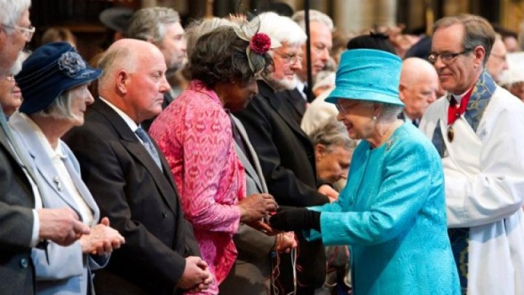 Британската кралица раздаде милостиня на поданиците си. Снимка: Reuters