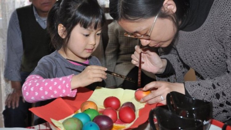 5-годишната Юрика помага при боядисването на яйцата.Снимка: Булфото