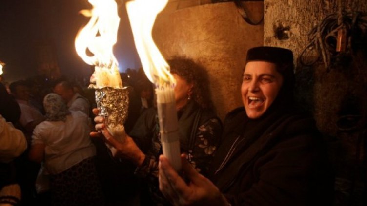 Благодатният огън възниква всяка година в параклиса над Божи гроб на Велика събота. Снимка: Reuters