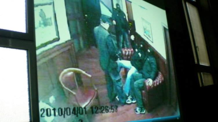 Маскираните полицаи позират за снимка насред акцията. Снимка: БТА