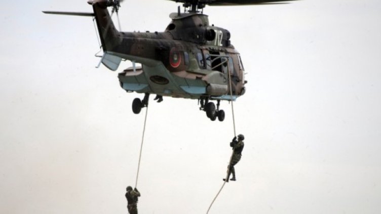 Аню Ангелов и Уорлик гледаха българо-американско учение на летище Пловдив. Снимка: БТА