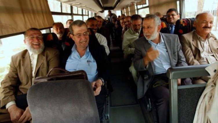 Лидери на палестински групировки заминават за церемонията в Кайро. Снимка: Reuters