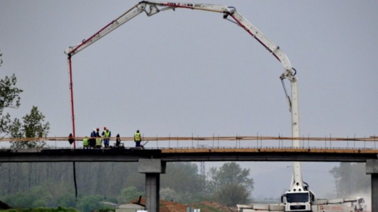 Вчера експерти от ДНСК взеха проби от "Тракия". Снимка: Архив БТА