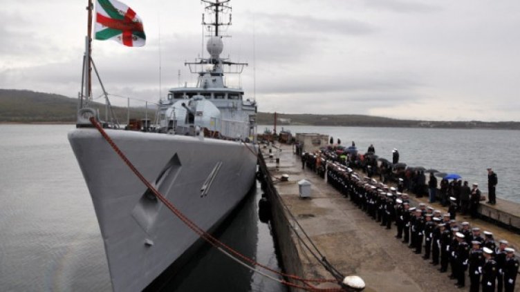 27 април 2011 г. – официалното изпращане на фрегатата "Дръзки" от военноморска база Бургас. Снимка: БТА