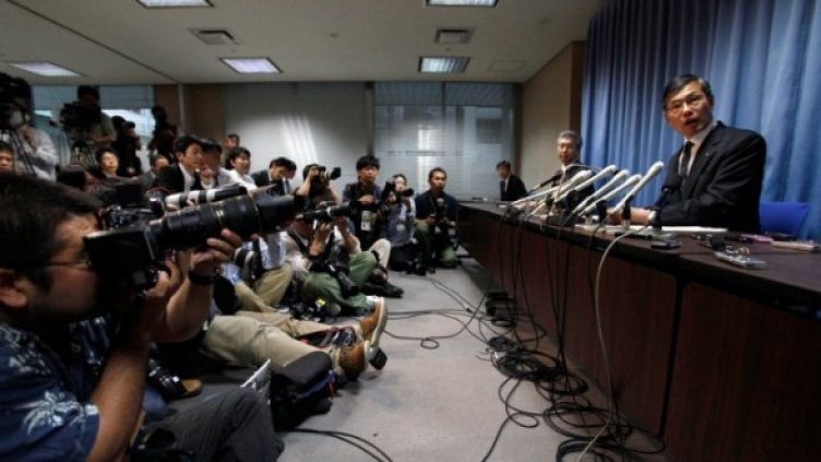 Акихиса Мидзуно дава пресконференция. Снимка: Reuters