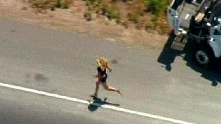 Жена скача в движение от краден камион &ndash; всичкото на видео