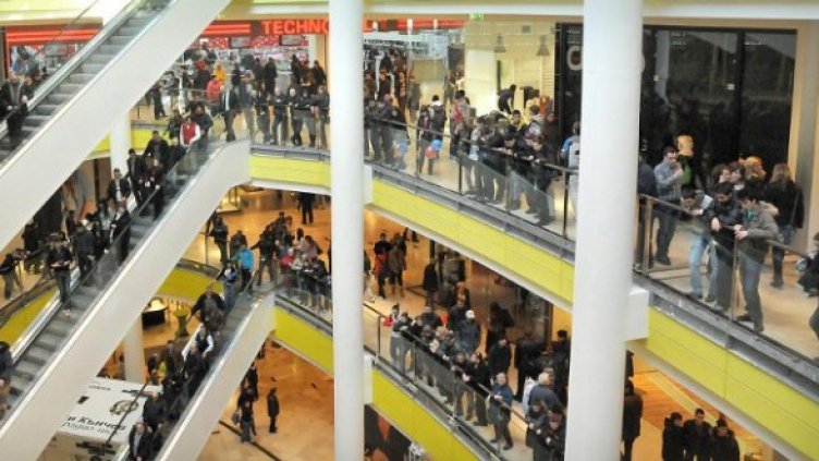 При откриването моловете са пълни, но после потребителите намаляват. Снимка: Архив Булфото