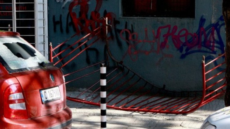 Падналият на земята парапет. Снимка: Булфото