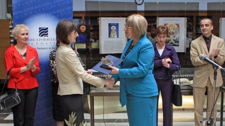 Председателят на Народното събрание Цецка Цачева връчи Годишните библиотечни награди в Националната библиотека "Св. Св. Кирил и Методий". Снимка: БТА