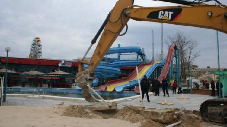 Разрушаване на незаконни обекти в Слънчев бряг. Снимка: Булфото