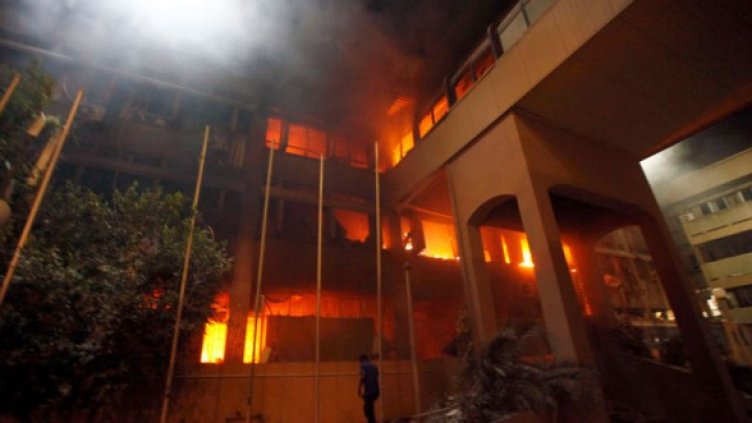 Горяща правителствена сграда, за която либийските власти твърдят, че е поразена от силите на НАТО. Снимка: Reuters