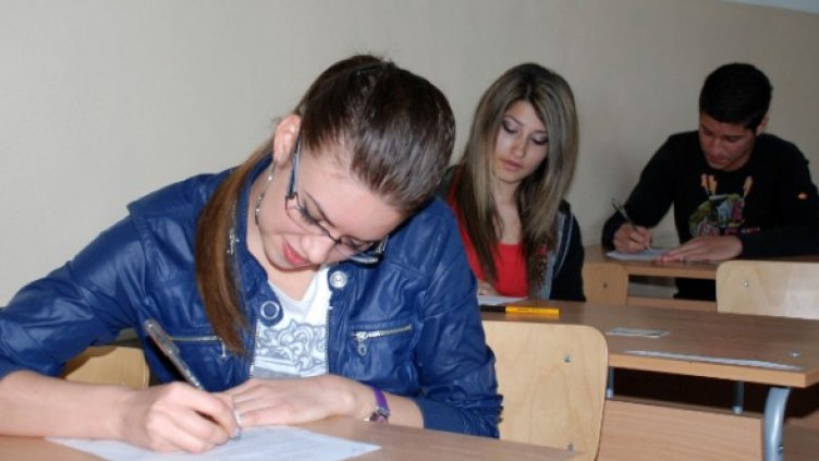 На първата задължителна матура по български език и литература в Хасково се явиха 2196 зрелостници от 30 средни училища. Снимка: БТА