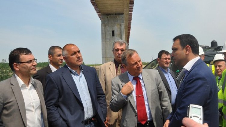 Борисов и Дянков заглеждат Ивайло Московски (вдясно). Снимка: БТА