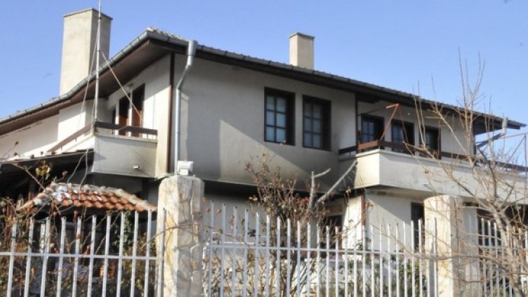 Опожарената къща на Николай Попов, която бе отнета от държавата. Снимка: Архив Булфото