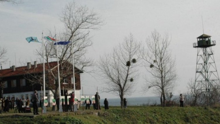 2 януари 2007 г. в Резово издигат българското и европейското знаме. Снимка: Булфото