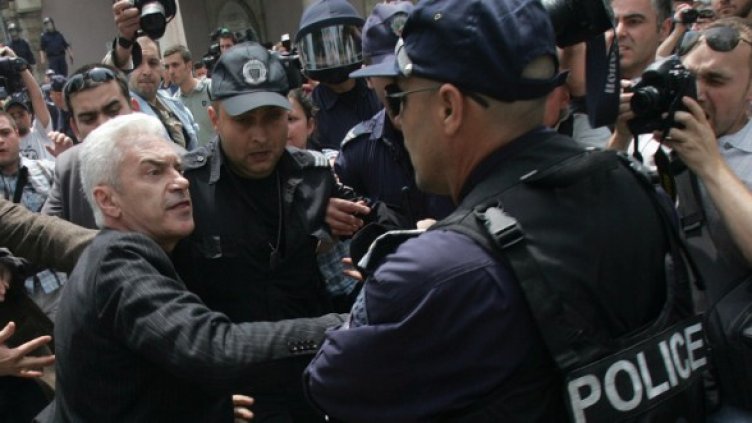 Волен Сидеров по време на инцидента пред столичната джамия. Снимка: БТА