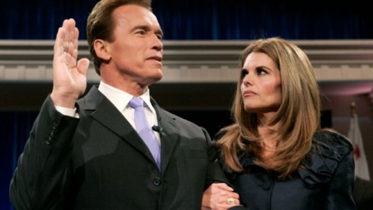 Мария Шрайвър стиска за кураж ръката на съпруга си Арнолд Шварценегер, докато той полага клетва за втори мандат като губернатор на Калифорния. Снимка: Reuters