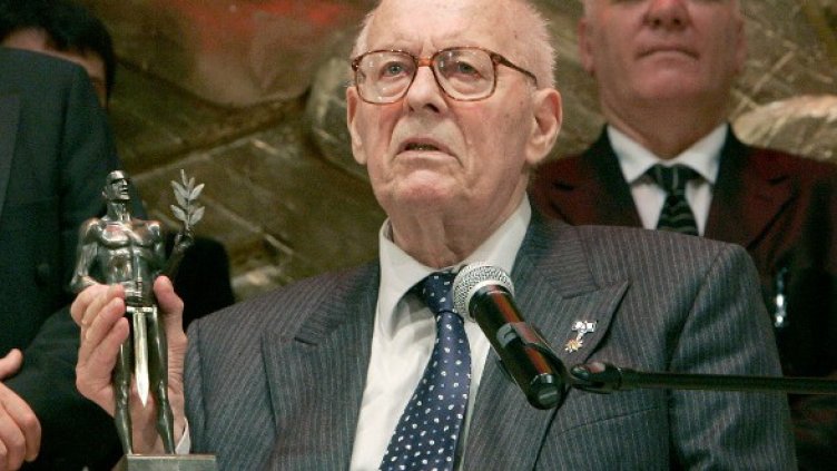 Коста Цонев с наградата си. Снимка: БТА