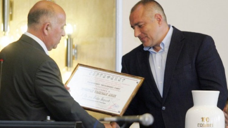 "Негово превъзходителство" с подаръците. Снимка: БТА