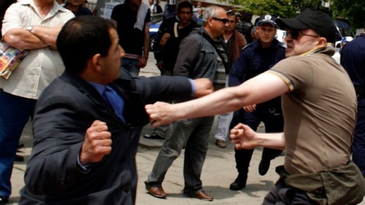 Сблъсъците пред джамията. Снимка: Reuters