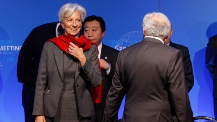 Кристин Лагард и бившият директор на МВФ Доминик Строс-Кан (в гръб) на срещата на финансовите министри от Г-20 в Париж на 19 февруари 2011 г. Снимка: Reuters