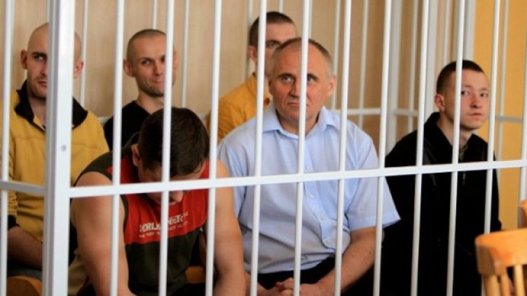 Бившият кандидат-президент Николай Statkevich (в средата, със синята риза) по време на съдебното заседание в Минск. Снимка: Reuters