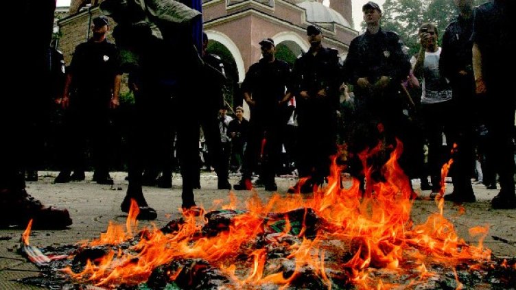 Сблъсъците пред джамията. Снимка: БТА