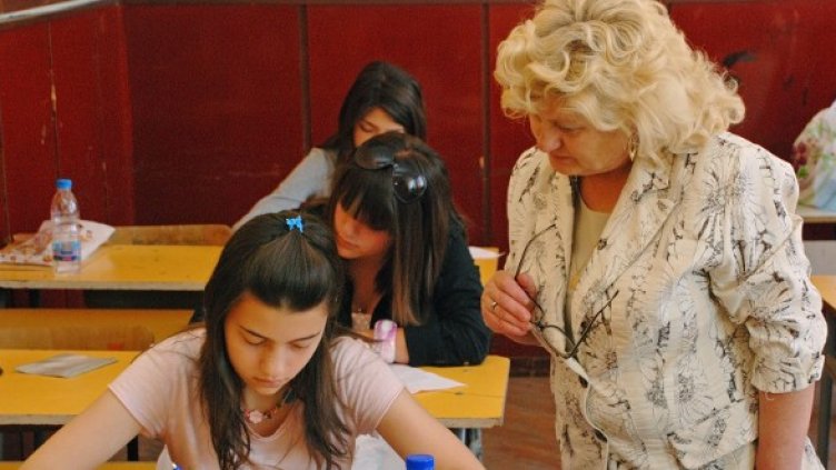 На изпит по български език и литература за прием след 7-и клас в профилирани гимназии и средно общообразователни училища се явиха 1320 ученици от област Добрич. Снимка: БТА