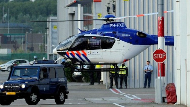 Младич беше откаран към Схевенинген с хеликоптер. Снимка: Reuters