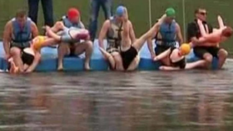 Юруш на надуваемите лодки... ъъъ, кукли