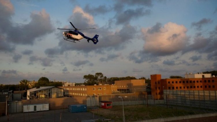 Младич беше откаран с хеликоптер до затвора в Схевенинген.  Снимка: Reuters
