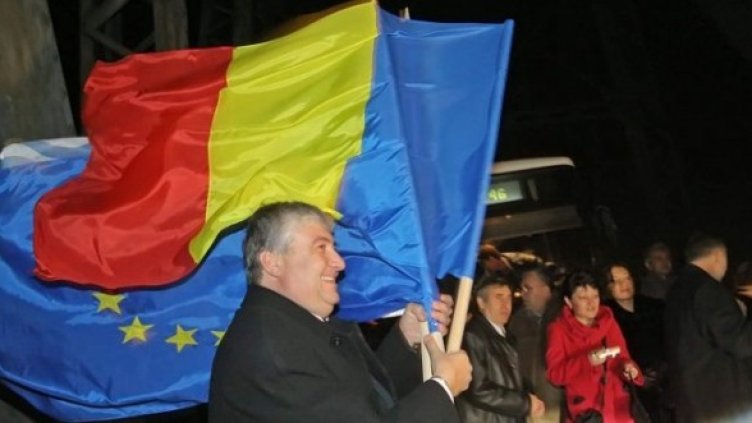 Българи и румънци празнуват заедно присъединяването на страните към Европейската общност, 2.01.2007 г. Снимка: Булфото