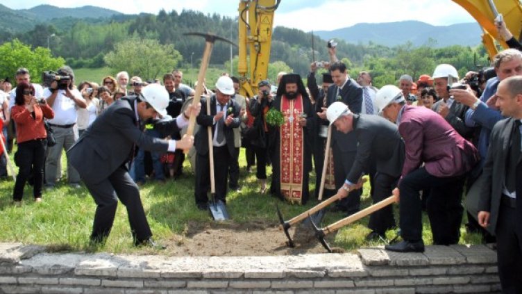Плевнелиев направи първа копка на пътя Смолян&ndash;Асеновград в района на Пампорово. Снимка: БТА
