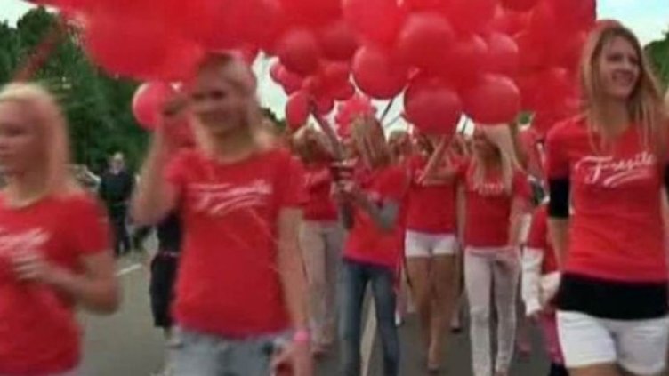 О, Боже! Хиляда блондинки на едно място